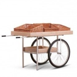 Marknadsvagn i bj&ouml;rk med v&auml;vda korgar