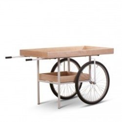 Marknadsvagn i bj&ouml;rk med v&auml;vda korgar