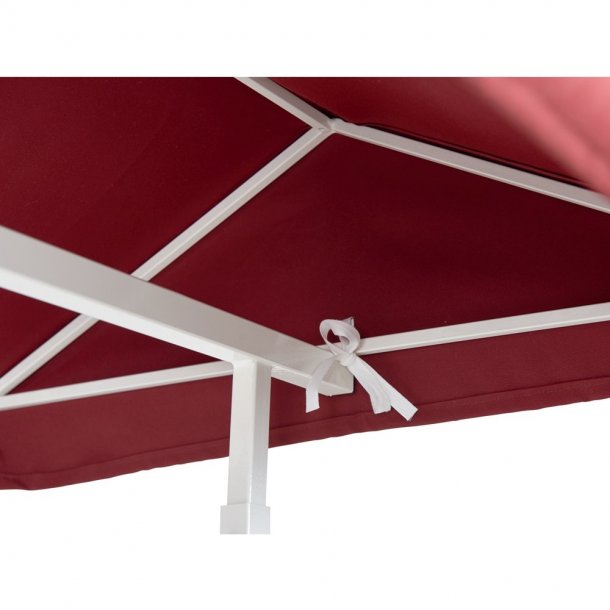 Marknadsvagn med vinterr&ouml;d markis - naturliga hyllor